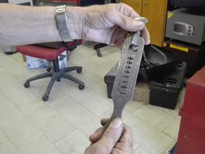 Cosimo ci mostra altri attrezzi d'epoca. �Questo calibro a sette fori di 70 anni fa - sottolinea l'esperto - serviva a capire se la chiave era delle giuste dimensioni o se necessitava di una limatura...�
